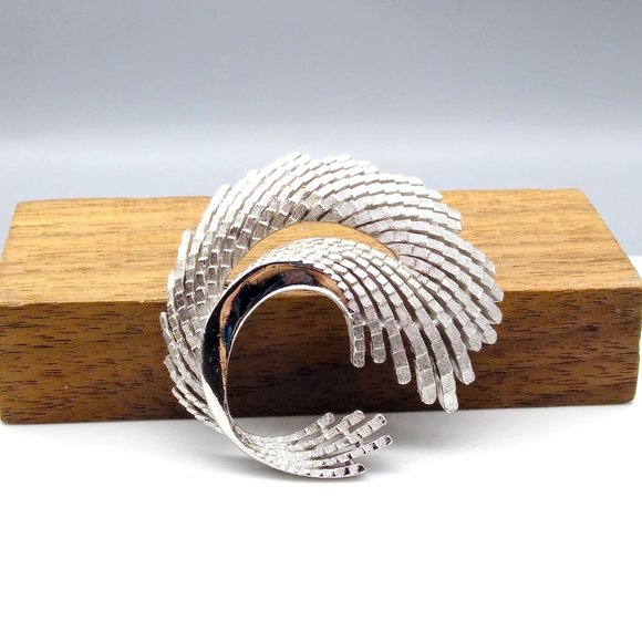 Crown Trifari Modernist Wave Brooch, Unique Textured Silver Tone Lapel Pin - Picture 2 of 4